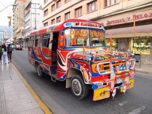 Unheimlich schick lackiert sind die Stadtbusse on Cochabamba. Gute Sicht für den Fahrer ist zweitrangig