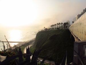 Und Lima zeigte sich von der traditionellen Seite. Nebel und Sonnenschein. Der Ozean stinkt bestialisch. Oder sind das vielleicht die Surfer?